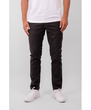 Pantalones Performance de TeeShoppen ¡Nuestros populares Performance Pants™ en una nueva estructura! Si estás buscando los pantalones perfectos para todos los días, con mucha elasticidad para una movilidad total, ¡aquí los tienes! Con nuestros Structure Performance Pants™ confeccionados con 98 % algodón y 2 % elastano, no comprometerás la comodidad ni la funcionalidad. La tela está tejida de tal manera que las fibras forman una superficie estructurada que se puede ver de cerca; los pantalones también tienen bolsillos traseros falsos. Todos los pantalones de nuestra colección Perform se crean con un objetivo en mente; para hacer la mejor ropa para usted que tiene altas exigencias en cuanto a la funcionalidad y calidad de su ropa. Es por eso que todas nuestras prendas de la Colección Perform están confeccionadas con materiales buenos, elásticos y suaves que son cómodos de usar todo el día. Aquí ves pantalones en color negro. Los pantalones tienen un ajuste regular. Esto significa que quedan más holgados que los pantalones Performance normales. ¿Necesitas una blusa que se ajuste a los pantalones? Mira aquí ¿Qué talla es el pantalón? Los pantalones se pueden seleccionar en 20 tallas diferentes. Consulta y elige talla en "talla". Las tallas están adaptadas para hombres.