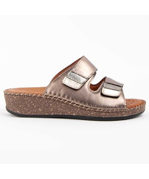 Garantía Purapiel, 10 años de garantía. Sandalia de cuña para mujer. Hecha en piel natural. Calce cómodo. Fabricado por otras marcas para nuestra marca. Medidas aproximadas: 4 cm de cuña.