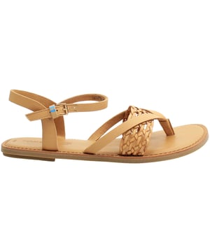 Die Toms Lexie Damen-Sandalen in Honigfarbe sind ein stilvolles und bequemes Schuhwerk, perfekt für warmes Wetter. Das wunderschöne honigfarbene Design verbindet Eleganz mit Lässigkeit und macht sie vielseitig einsetzbar für eine Vielzahl von Outfits und Anlässen. Hauptmerkmale: Hochwertiges Synthetik-Obermaterial: Die Sandalen bestehen aus strapazierfähigem Synthetik-Obermaterial in sattem Honigton. Das gekreuzte Riemendesign verleiht dem Schuh einen Hauch von Eleganz und sorgt gleichzeitig für einen sicheren und bequemen Sitz. Gepolstertes Fußbett: Die Lexie-Sandalen wurden für höchsten Komfort entwickelt und verfügen über ein gepolstertes Fußbett, das Ihren Füßen hervorragenden Halt bietet. Die weiche Innensohle sorgt für ein angenehmes Tragegefühl, auch bei längerem Tragen. Verstellbarer Knöchelriemen: Der verstellbare Knöchelriemen mit Metallschnalle ermöglicht eine individuelle Passform. So bleiben die Sandalen sicher an ihrem Platz und sind gleichzeitig bequem zu tragen. Strapazierfähige Gummi-Außensohle: Die Außensohle aus strapazierfähigem Gummi bietet zuverlässigen Halt auf verschiedenen Oberflächen. Ob auf Asphalt, Sand oder Gras – diese Sandalen bieten Stabilität und Halt und eignen sich für unterschiedliche Umgebungen. Leichtes Design: Die leichte Konstruktion der Lexie-Sandalen macht sie ideal für den ganztägigen Gebrauch. Das minimalistische Design reduziert Fußermüdung und macht diese Sandalen zu einer bequemen Wahl für alles, vom Erledigen von Besorgungen bis hin zum Genießen eines Tages am Strand. Vielseitige Honigfarbe: Die warme Honigfarbe dieser Sandalen ist schick und vielseitig und lässt sich leicht mit einer Vielzahl von Outfits kombinieren. Ob Sommerkleid, Shorts oder Jeans – diese Sandalen runden Ihren Look perfekt ab.