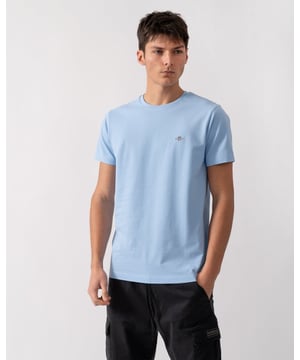This crew neck tee is crafted from the same lightweight cotton piqué quality as the iconic GANT polo shirts, making it the perfect everyday essential. It's designed in a slim fit and comes with a ribbed neckline. The tee also features a GANT shield graphic embroidered on the chest for a stylish touch.


Slim fit
Crew neck
Ribbed neckline
GANT shield graphic embroidered at chest

 100% cotton 
2013033

 