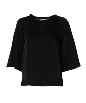 Die Damen-T-Shirts von GAS sind die ideale Mischung aus lässigem Stil und Komfort. Sie sind aus hochwertigen Materialien gefertigt, bieten eine vielseitige Passform und durchdachte Details, die von minimalistischen Designs bis hin zu originellen Prints reichen. Sie sind perfekt, um frische und dynamische Alltagslooks zu kreieren, und spiegeln die authentische und moderne Essenz der Marke wider, ideal für Frauen, die Einfachheit und Persönlichkeit suchen.