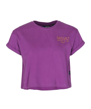 NB Logo  Das Nassau Beach T-Shirt bietet Komfort und stilvolle Details. Mit einem gestickten Schriftzug auf der Brust und einem gestickten Logo auf dem Rücken ist es ein echter Hingucker. Der weiche, atmungsaktive Stoff sorgt für ein angenehmes Tragegefühl, während der klassische Schnitt vielseitig kombinierbar ist. Ideal für entspannte Tage oder lässige Freizeitlooks – perfekt für alle, die Wert auf Qualität und raffiniertes Design legen.