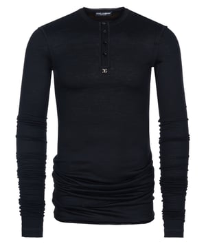 100% lana virgen; Jersey Dolce & Gabbana;  Modelo: G8ON7Z FU7OW 15;  Mano de obra de alta calidad;  100% lana virgen ligera;  Recomendamos una o dos tallas más grandes;  Escote redondo con tapeta de botones;  Corte largo;  Mangas muy largas;  Detalles del logotipo de Dolce & Gabbana