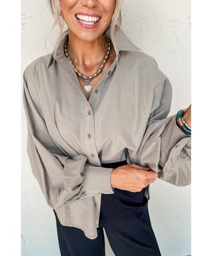 Collared neck for a classic look
  Balloon sleeves add a trendy touch
  Loose fit for comfort and style
  Side slits for added detail
  Pairs well with suit pants skirts and jeans
  Plain color for easy matching
Material: 100% Cotton