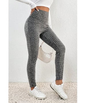 Leggings de punto acanalado gris  
Cintura ancha para un ajuste seguro  
Cómodos para usar todo el día  
Diseño minimalista y elegante  
Perfectos para salidas informales  
Material: 95% Poliéster 5% Elastano