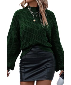 Suéter elegante y con estilo en un verde negro.  
Tejido en cable y ribete acanalado para una sensación sofisticada.  
Las mangas de linterna y el cuello alto agregan dulzura a tu atuendo.  
Alta elasticidad para un ajuste cómodo.  
Prenda versátil que se puede combinar con una falda, leggings o jeans.  
Disponible en tallas S, M, L y XL.  
Tabla de tallas disponible en pulgadas y centímetros.  
Material: 100% Acrílico.