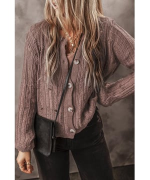 Tejido de punto suave y texturizado para mayor comodidad y calidez  
Detalles de corte únicos para un toque moderno  
Frente abotonado para facilitar la superposición  
Ideal para combinar con un chaleco y jeans  
Cardigan versátil que complementa cualquier atuendo  
Disponible en varias tallas con alta elasticidad  
Material: 60% Algodón 40% Acrílico