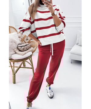 Stijlvol gestreept patroon voor een klassieke en opvallende uitstraling  
Trendy drop shoulder en losse pasvorm pullover  
Bijpassende joggerbroeken met een elastische taille voor een snug en comfortabel gevoel  
Perfect voor een moeiteloos stijlvolle, gecoördineerde look  
Geschikt voor dagelijks gebruik  
Materiaal: 100% polyester
