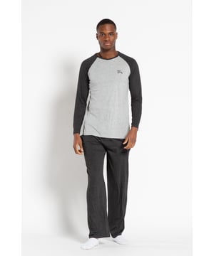 This loungewear set from Tokyo Laundry includes a long sleeve t-shirt and jersey trousers. T-shirt features a crew neck, raglan sleeves, Tokyo Laundry logo on chest and a woven logo. Trousers feature elasticated waistband, drawstring and two side pockets. Made from combined cotton fabric to ensure comfort and high quality.