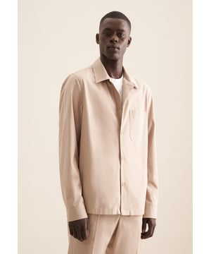 : Das Overshirt von Seidensticker aus der "SMART CASUAL" Kollektion erweitert Ihre Garderobe um einen hochwertigen Look, der den Geist der Zeit trifft. Ob Veranstaltungen, Büro, Homeoffice oder Freizeit - es ist ein eleganter Klassiker, der durch schlichte Eleganz überzeugt. Die Webart Popeline aus 100% Baumwolle ist mit hoher Dichte gewebt und daher extra widerstandsfähig, was sie optimal für pflegeleichte Business-Outfits macht. Als Regular Schnitt liegt das Overshirt leger und nicht so eng an und schafft somit optimalen Tragekomfort. Ein perfekter Begleiter, der zu allen Looks getragen werden kann - von Business bis Freizeit. Stilsicher und elegant liegen Sie mit diesem Langarm-Overshirt stets richtig. Es wird durch weitenverstellbare Manschetten perfektioniert. Hervorragend herausgearbeitet wird der smarte Charakter durch Einstück-Kragen. Eine Brusttasche wirkt als dezentes Detail.