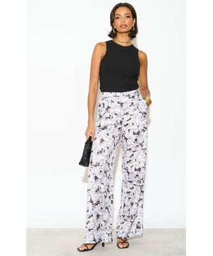 Zeigen Sie Ihren einzigartigen Stil mit unserer geraden Hose mit Aztekenmuster. Mit ihrem auffälligen Azteken-Print ist diese Hose perfekt, um Ihrer Garderobe einen Hauch von künstlerischem Flair zu verleihen. Mit ihrer geraden Beinform ist diese Hose sowohl bequem als auch vielseitig, was sie zu einem Must-Have für jeden modebewussten Menschen macht. Erhöhen Sie Ihren Look mit dieser exklusiven Hose.