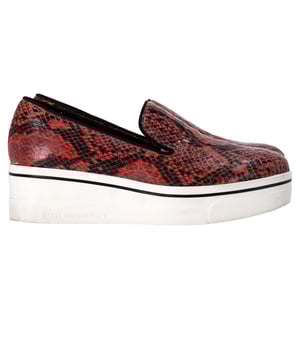 VINTAGE, UVP WIE NEU  
Diese wunderschönen Stella McCartney Loafers wurden perfekt gestaltet, damit eine Diva wie du sie zur Schau stellen kann. Sie sind aus Kunstpython gefertigt und mit Plateaus und bequemen Einlegesohlen ausgestattet. Sie werden fantastisch zu all deinen schicken Outfits aussehen.

Stella McCartney Kunstpython Creeper Plattform Loafers aus rotem Leder  
Zustand: sehr gut  
Gebrauchszeichen: Keine sichtbaren Gebrauchsspuren. Kein Fleck an der Einlegesohle. Sehr leichter Fleck an den Sohlen.  
Verpackung: Keine  
Farbe: Rot | burgunderrot  
Material: Leder | Leder  
Größe: EU | 40  
Maße: Absatzhöhe: 60; Einlegesohlenlänge: 260  
SKU: NAPPUDESH460948W