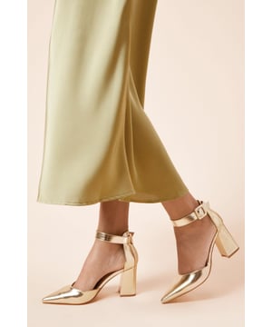 Pointed toe design for a sleek, sophisticated look
        Ankle strap with adjustable buckle for a secure fit
        High block heel measuring between 7 and 9cm
        Wide fit for enhanced comfort
        Faux suede upper for a luxurious texture
    
    Step out in style with these versatile Echo court shoes from Dorothy Perkins. Perfect for the fashion-forward woman in her 30s, these shoes strike a balance between trend and comfort. The pointed toe and high block heel create a flattering silhouette, while the wide fit ensures all-day wearability. Style these beauties with a midi skirt and blouse for a chic brunch ensemble, or pair them with tailored trousers for a polished office look. The ankle strap adds a touch of elegance, making these shoes suitable for various daytime events, from casual gatherings to family functions. The faux suede finish adds a touch of sophistication, allowing you to confidently stride through your day, whether you're meeting friends for coffee or attending a baby shower. These Echo court shoes are the perfect addition to your wardrobe, offering both style and practicality for the modern woman.