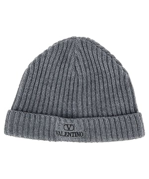 VINTAGE, UVP WIE NEU  
Fügen Sie Ihrer Wintergarderobe mit der Valentino Garavani Logo Mütze aus weicher grauer Wolle einen Hauch von Luxus und Stil hinzu. Diese elegante, minimalistische Mütze ist die perfekte Kombination aus Komfort und Haute Couture. Die hochwertige Wollkonstruktion sorgt für Wärme, während das charakteristische Logo von Valentino Garavani einen understated, aber markanten Hauch von Eleganz verleiht.  

Valentino Garavani Logo Mütze aus grauer Wolle  

Zustand: Ausgezeichnet  
Abnutzungsspuren: Keine Abnutzungsspuren.  
Verpackung: Keine  
Farbe: Grau  
Material: Wolle  
Größe: Einheitsgröße | Einheitsgröße  
Maße: Höhe: 195; Länge: 250  
SKU: MRPPUGBAC459665M