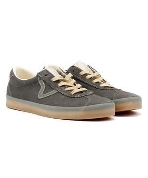 Ervaar de tijdloze aantrekkingskracht van deze op het erfgoed geïnspireerde sneaker uit de jaren 90, een eigentijdse versie van de iconische Skate Vans Sport. Deze sneakers zijn gemaakt met een retro-geïnspireerde low-top court stijl en hebben een bovenwerk van pluche suède, aangevuld met leren accenten. Compleet met ondersteunende gewatteerde kragen en klassieke rubberen wafelzolen, combineren ze naadloos vintage charme met modern comfort.