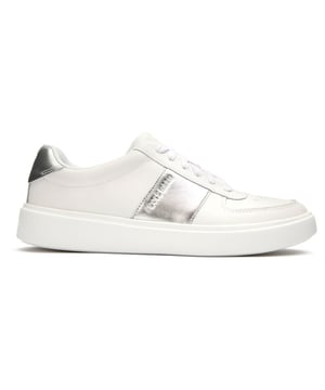 Zapatillas blancas Cole Haan della para mujer, fabricadas en piel y suela de piel. Presentan: suela de copa, parte superior de piel suave, plantilla acolchada y ligereza.