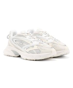 Las Lacoste Neo Shot aportan elegancia deportiva a tu día a día con su impecable parte superior de tela blanca y su diseño de alto rendimiento. Diseñadas para la comodidad, con plantillas Ortholite y una suela de goma con tacos de gran agarre, estas zapatillas de running se adaptan fácilmente tanto al trote matutino como a las salidas informales. La práctica tira del talón añade un toque práctico a esta elegante silueta que encarna la sofisticación deportiva de Lacoste.