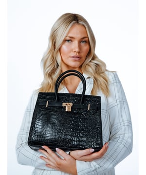 Stay stylish while running errands with this sleek messenger-style bag, featuring a top handle and an adjustable crossbody strap for added versatility. With multiple compartments to keep your essentials organised, this bag combines practicality with elegance. A front belt buckle and padlock detail add a chic, sophisticated touch.
L: 30cm W:12 H:23
Top Handle Height: 11cm
Adjustable strap
Colour: Black
SKU:HB350902