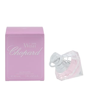 Für die mystische Sinnlichkeit der Frau - Facettenreich wie geschliffene Diamanten, geheimnisvoll und tief wie der unergründliche Nachthimmel: Das ist Wish. Das Chopard Pink Wish Eau de Toilette ist ein rosafarbener Diamant, weich, geheimnisvoll, luxuriös und selten, kreiert von der Parfümeurin Alexandra Jouet im Jahr 2005. Die leichte, strahlende und fröhliche Duftkomposition startet mit einem fruchtigen Auftakt aus saftiger Mandarine, Birne und zarten Neroli-Blüten. Im Herzen entfaltet sich eine florale Mischung aus intensiver Rose und Freesie, die von dem süßen Duft der leckeren Aprikose sanft untermalt wird. Verführerischer Amber und wärmendes Sandelholz verleihen der Basis eine unbeschreibliche Sinnlichkeit, die sofort süchtig macht. Chopard Pink Wish bezaubert Sie mit einem hinreißenden fruchtig-blumigen Duft, der Ihre Sinnlichkeit, Unschuld und Zärtlichkeit perfekt zur Geltung bringen wird. Der Flakon erscheint im kultigen Diamantschliff mit einem versilbertem Flaschenhals und Ring. Tauchen Sie ein in das Reich der Träume, lassen Sie sich treiben und genießen Sie verführerische Anziehungskraft des märchenhaften Duftes!