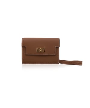 VINTAGE, RRP AS NEW
Hermes Kelly Slim Wallet in tan beige Epsom leather with gold metal hardware. It features flap with turnlock closure and a removable wristlet strap. Tan leather internior. 1 open compartment, 1 zip compartment and 1 flat pocket inside. 'Hermes Paris' embossed on the closure. 'Hermes Paris - Made in France' embossed on the front. Est. Retail Price is 3390 euros Condition Rating: A - EXCELLENTCondition Details: Gently used. Hermes dustbag and box included. Please check the photos carefully and ask if you need to know more details or if you have any doubts.Measurements (cm): Height: 8.3Length: 11.4Box?: Yes Measurments:  length: 114 mm height: 83 mm