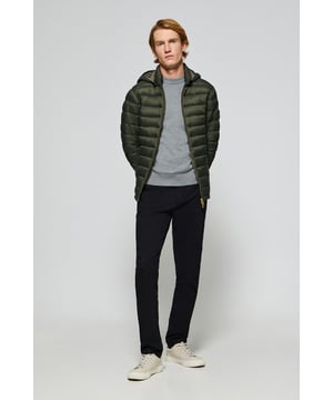 Die Herrenjacke Corey gehört zu unserer Ultralight-Kollektion. Ihre Polsterung und Füllung aus recyceltem Polyester machen sie zu einer warmen und leichten Jacke, die zudem umweltschonend ist. Frontaler Reißverschluss aus Nylon mit personalisiertem Polo Club Zipper, zwei Seitentaschen und eine Innentasche mit Reißverschluss. Die Ärmelbündchen und die abnehmbare Kapuze mit elastischen Bündchen mit Markenlogo lassen sich individuell anpassen. Kordelstopper mit verstellbarem Gummizug am Bund. Wasserabweisend. Ihr klassisches Tailored-Fit-Desing passt sich allen Körpertypen an und bietet gleichzeitig Komfort und Bewegungsfreiheit. Abgerundet wird das Design durch das gestickte PC-Monogramm am Ärmel.