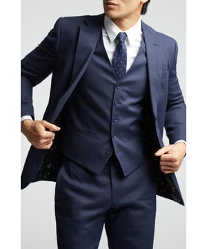 A classic recapture of British tailoring - Alexandre of England present the Navy tailored fit suit jacket. Made in a luxurious linen blend, for guaranteed comfort and style for your next summer event.With a sleek single-breasted, two button fastening, this jacket also features a notch lapel, 2 straight flap pockets and printed buggy lining for added impact.Pair with the matching trousers and waistcoat for head-to-toe sophistication.