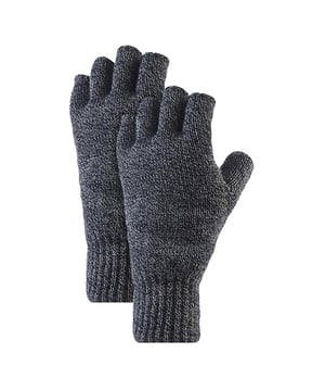 Guantes sin dedos Heat Holders para hombre: Disfruta de una comodidad superior y un estilo inigualable con los guantes sin dedos para hombre Heat Holders. Creados con un diseño adaptable, estos versátiles guantes combinan a la perfección tanto con ropa informal como formal, lo que los convierte en un complemento excepcional para su armario de invierno. Con nuestros guantes, experimentará una calidez y comodidad inigualables, esenciales para todo hombre. Confeccionados para hombre, estos guantes térmicos sin dedos Winter Warm 2.3 TOG con forro polar aislante combinan estilo y funcionalidad, convirtiéndolos en un accesorio de invierno elegante y práctico a la vez. El hilo térmico especializado y la innovadora tecnología de punto crean un pelo acolchado extra largo que retiene más aire caliente, reforzando así el grado TOG de los guantes. De este modo, los guantes mantienen las manos calientes incluso con el frío más intenso. Un forro polar suave y confortable garantiza una agradable experiencia de uso durante largos periodos de tiempo. Los guantes sin dedos Heat Holders para hombre están disponibles en una amplia gama de colores, desde los clásicos atemporales negro y gris hasta tonos vibrantes como el verde caqui y el azul marino. Estos elegantes Guantes sin Dedos no se limitan a la gama de colores, ya que están disponibles en una única talla. Detalles esenciales del producto: - Diseño elegante y estilizado - Material de forro polar térmico de alta calidad - Clasificación 2,3 TOG - Innovador diseño sin dedos - Ideales tanto para actividades informales como cotidianas