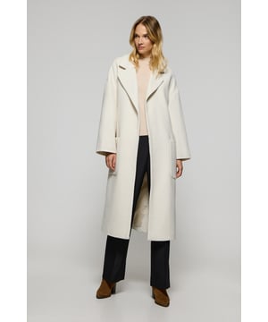Unser Damenmantel Carrie ist ideal für alle, die ein vielseitiges und stilvolles Kleidungsstück suchen. Das Oversized-Design mit spitzem Reverskragen und langen Ärmeln schafft eine entspannte Silhouette. Der abnehmbare Gürtel ermöglicht es Ihnen, den Mantel an Ihren gewünschten Stil anzupassen, während die beiden Vordertaschen praktischen Stauraum bieten. Die beiden Seitenschlitze sorgen für Bewegungsfreiheit. Das Polo Club Logo auf der Passe unterstreicht den exklusiven Charakter des Mantels. Perfekt für den Alltag oder besondere Anlässe.