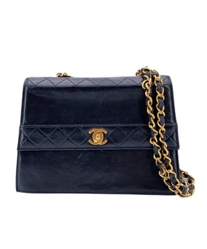 VINTAGE, RRP AS NEW
Vintage Chanel crossbody bag in black leather with Quilted leather trim. Structured design. Period/Era: 1989-1991. Flap with CC turn lock closure. Burgundy leather lining. 1 side pocket with button closure internally. Leather quilted shoulder strap. 1 rear open pocket. 4 bottom feet. 'CHANEL' and 'Made in france' embossed inside. ity hologram tag inside  Condition Rating: B - VERY GOOD CONDITIONCondition Details: Some scratches on leather due to normal use. Some scratches on leather internally. Some wear of use on bottom corners.Please, see the photos and/or ask if you have any doubts or if you need more information.Measurements (cm):Depth: 6.4Height: 14.0Length: 20.3Other Details: Dustbag? NoKeys? NoBox? No Measurments:  width: 64 mm length: 203 mm height: 140 mm