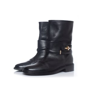 VINTAGE, RRP WIE NEU  
Balenciaga, schwarze bikert boots aus genarbtem Leder mit goldenen Beschlägen. Die Beschläge zeigen einige Gebrauchsspuren, insgesamt jedoch in sehr gutem Zustand.  
• ZUSTAND: guter Zustand  

• GRÖSSE: 39  

• EINLEGEMESSUNGEN: 25 cm  

• FERSENMESSUNGEN: 3,5 cm PLATTFORM: 1 cm  

• Schafthöhe: 20,5 cm Breite oben: 16 cm  

• MATERIAL: Leder  

• FARBE: schwarz