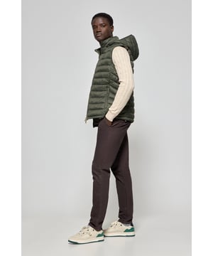 Die Weste Pau gehört zu unserer Ultralight-Kollektion. Ihre Polsterung und Füllung aus recyceltem Polyester machen sie zu einer warmen und leichten Jacke, die zudem umweltschonend ist. Frontaler metallischer Reißverschluss mit personalisiertem Polo Club Zipper, zwei Seitentaschen und eine Innentasche mit Reißverschluss. Wasserabweisend. Die Bündchen an der Schulter und die abnehmbare Kapuze mit elastischen Bündchen mit Markenlogo lassen sich individuell anpassen. Kordelstopper mit verstellbarem Gummizug an der Hüfte. Ihr klassisches Tailored-Fit-Desing passt sich allen Körpertypen an und bietet gleichzeitig Komfort und Bewegungsfreiheit. Abgerundet wird das Design durch das farblich abgestimmte gestickte PC-Monogramm auf der Brust.