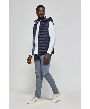 Die Weste Pau gehört zu unserer Ultralight-Kollektion. Ihre Polsterung und Füllung aus recyceltem Polyester machen sie zu einer warmen und leichten Jacke, die zudem umweltschonend ist. Frontaler metallischer Reißverschluss mit personalisiertem Polo Club Zipper, zwei Seitentaschen und eine Innentasche mit Reißverschluss. Wasserabweisend. Die Bündchen an der Schulter und die abnehmbare Kapuze mit elastischen Bündchen mit Markenlogo lassen sich individuell anpassen. Kordelstopper mit verstellbarem Gummizug an der Hüfte. Ihr klassisches Tailored-Fit-Desing passt sich allen Körpertypen an und bietet gleichzeitig Komfort und Bewegungsfreiheit. Abgerundet wird das Design durch das farblich abgestimmte gestickte PC-Monogramm auf der Brust.