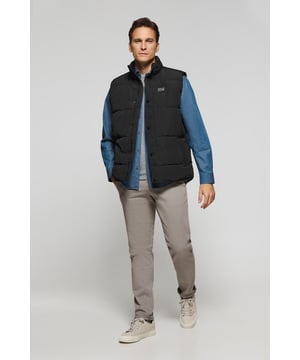Gepolsterte Herrenweste ohne Kapuze. Kleiner Logo-Aufnäher in der Brust. Zwei Seitentaschen. Diese bequeme und praktische Weste ist ideal, um einen lässigen Look mit Jeans zu kreieren oder ein formelles Outfit mit Hemd und Chinos zu kombinieren.