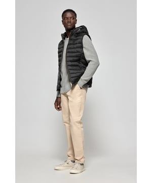Die Weste Pau gehört zu unserer Ultralight-Kollektion. Ihre Polsterung und Füllung aus recyceltem Polyester machen sie zu einer warmen und leichten Jacke, die zudem umweltschonend ist. Frontaler metallischer Reißverschluss mit personalisiertem Polo Club Zipper, zwei Seitentaschen und eine Innentasche mit Reißverschluss. Wasserabweisend. Die Bündchen an der Schulter und die abnehmbare Kapuze mit elastischen Bündchen mit Markenlogo lassen sich individuell anpassen. Kordelstopper mit verstellbarem Gummizug an der Hüfte. Ihr klassisches Tailored-Fit-Desing passt sich allen Körpertypen an und bietet gleichzeitig Komfort und Bewegungsfreiheit. Abgerundet wird das Design durch das farblich abgestimmte gestickte PC-Monogramm auf der Brust.
