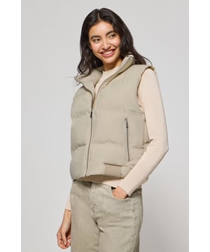Verleihen Sie Ihrem Winterlook einen modernen Stil mit unserer Damenweste New York. Die kurze, stark gepolsterte Weste mit Stehkragen hält Sie auch an den kältesten Wintertagen warm. Der Frontreißverschluss und die Reißverschlüsse der Seitentaschen sorgen für einen sicheren Schutz. Die Innentaschen, die ebenfalls mit Reißverschlüssen ausgestattet sind, bieten zusätzlichen Stauraum für Ihre wichtigsten Utensilien. Der Bund ist mit einem Polo Club Logoaufnäher aus Kunstleder und Gummizügen mit Stoppern verziert, die für einen unverwechselbaren Touch und eine ideale Passform sorgen. Diese Weste ist eine perfekte Ergänzung für Ihre Garderobe.