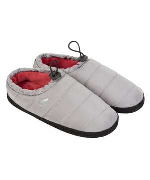 Zapatillas con cordón Heat Holders para hombre: Presentamos nuestras pantuflas con cordón Heat Holders para hombre - Geovani Black - la mezcla perfecta de comodidad, calidez y estilo para tus pies. Fabricadas con una meticulosa atención al detalle, estas zapatillas ofrecen una experiencia acogedora sin igual, especialmente durante las estaciones frías. Construidas con un enfoque en la máxima calidez, estas zapatillas cuentan con nuestra tecnología HeatWeaver®, un forro de felpa que atrapa y retiene el calor, manteniendo los pies calientes incluso en las condiciones más frías. El diseño con cordón asegura un ajuste seguro, permitiéndole personalizar el ajuste para un máximo confort. Detalles adicionales del producto: Zapatillas con cordón Geovani Black para hombre: comodidad, calidez, estilo. El diseño centrado en los detalles ofrece una experiencia acogedora sin igual. La tecnología HeatWeaver® retiene el calor para mantener los pies calientes. El cordón asegura un ajuste perfecto para una comodidad personalizada. Variante Geovani Black: elegantes, modernas y a la moda. Suela resistente y flexible para interiores y exteriores rápidos. Ideales para relajarse o empezar el día. Dese un capricho o sorprenda a un ser querido. Aumenta la comodidad con las zapatillas con cordón Heat Holders. Obtenga calidez, lujo y estilo hoy mismo.