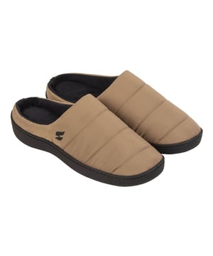 Heat Holders Damen Slipper zum Hineinschlüpfen: Lernen Sie unsere Damen Heat Holders Slipper zum Hineinschlüpfen in Khaki kennen – treffen Sie Henrietta! Diese Slipper vereinen unvergleichlichen Komfort mit außergewöhnlicher Wärme, damit Ihre Füße den ganzen Tag über gemütlich bleiben. Hergestellt von Heat Holders, einer Marke, die für Qualität steht, sind diese Slipper die ultimativen Begleiter zur Entspannung. Henrietta in Khaki bietet einen modernen und gleichzeitig zeitlosen Look, der Ihre Loungewear mühelos ergänzt. Der praktische Hineinschlüpf-Stil macht sie besonders einfach zu tragen, während das innovative HeatWeaver® Futter Ihre Füße selbst an den kältesten Tagen wohlig warm hält. Mit großer Sorgfalt gefertigt, verfügen diese Slipper über eine strapazierfähige Außenschicht, die den täglichen Anforderungen standhält. Die rutschfeste Sohle sorgt für Stabilität auf verschiedenen Oberflächen und macht sie ideal für drinnen sowie für schnelle Aufgaben im Freien. Heat Holders legt großen Wert auf hochwertige Materialien, und Henrietta ist da keine Ausnahme. Zusätzliche Produktdetails: Damen Heat Holders Slipper zum Hineinschlüpfen in Khaki Komfort und Wärme vereint für gemütliche Füße Hergestellt von Heat Holders, synonym für Qualität Stilvolles, zeitloses Design ergänzt die Loungewear Praktischer Hineinschlüpf-Stil für einfaches Tragen Innovatives HeatWeaver® Futter für warme Füße Strapazierfähige Außenschicht für den täglichen Gebrauch Rutschfeste Sohle für Stabilität auf verschiedenen Oberflächen Plüschfutter umschmeichelt die Füße in luxuriöser Weichheit