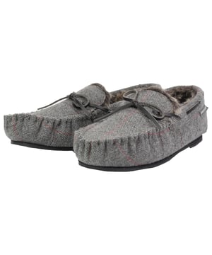 Mocasines Dunlop para hombre: Entra en un mundo de comodidad sin igual y estilo atemporal con las zapatillas mocasín Dunlop para hombre. Tanto si buscas la comodidad perfecta para tus pies al final del día como si buscas ese regalo impecable para los hombres especiales de tu vida, estas zapatillas son la encarnación del lujo y la elegancia funcional. Estos mocasines, elaborados con ojo para la moda y prioridad para la comodidad, se presentan en una variedad de estilos que se adaptan a cualquier preferencia. Elija entre el sofisticado encanto de los colores con forro interior de piel, el atractivo clásico de la imitación de ante con acogedor forro de piel o la elegancia atemporal de la parte superior de imitación de ante complementada con material interior a cuadros. Cada par está fabricado con materiales de alta calidad elegidos por su durabilidad y longevidad, lo que garantiza que estas zapatillas resistan el paso del tiempo. Sumerja los pies en la comodidad de las plantillas de espuma viscoelástica. Es como caminar sobre las nubes, en la comodidad de tu propia casa. Disponibles en las tallas 7 a 12 del Reino Unido, estas zapatillas han sido probadas para garantizar un ajuste perfecto. Disfrute del placer de unas zapatillas diseñadas pensando en su comodidad, especialmente adaptadas para abrazar sus pies en todos los lugares adecuados. Detalles esenciales del producto: - Materiales de alta calidad - Cómodas plantillas acolchadas de espuma con memoria - Disponibles en varias tallas para el Reino Unido - Excelente opción de regalo - Se ofrecen en varios 4 colores'.