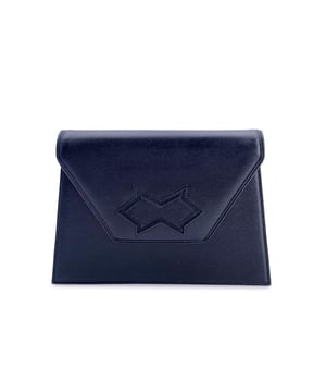 VINTAGE, UVP WIE NEU  
Yves Saint Laurent Vintage Clutch, gefertigt aus schwarzem Leder. Trapezförmig. Sie verfügt über einen Deckel mit magnetischem Druckknopfverschluss auf der Vorderseite. Beigefarbenes Innenfutter mit YSL-Logos. 1 Seiten-Reißverschlussfach innen. 'YVES SAINT LAURENT' geprägt im Inneren.  
Zustandsbewertung: A - AUSGEZEICHNET  
Zustandsdetails: Leicht gebraucht. Einige normale Gebrauchsspuren auf dem Leder und an den unteren Ecken. YSL-Box und Staubbeutel enthalten. Bitte überprüfen Sie die Fotos sorgfältig und fragen Sie, wenn Sie mehr Details wissen möchten oder Zweifel haben.  
Maße (cm):  
Tiefe: 3,8  
Höhe: 16,5  
Länge: 22,9  
Weitere Details: Staubbeutel? Ja  
Schlüssel? Nein  
Box? Ja  
Maße: Breite: 38 mm, Länge: 229 mm, Höhe: 165 mm