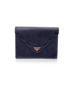 VINTAGE, UVP WIE NEU  
Diese Vintage-Clutch von Yves Saint Laurent ist eine wunderbare Verkörperung zeitloser Eleganz und raffinierter Luxus. Gefertigt aus schwarzem Leder, strahlt die Tasche eine klassische Sophistication aus, die nie aus der Mode kommt. Das schlanke Klappen-Design, gesichert mit einem magnetischen Druckverschluss, trägt zur eleganten Silhouette bei, während das goldene Metall-YSL-Logo-Tag auf der Vorderseite als subtile, aber ikonische Unterschrift des hohen Modeerbes der Marke dient. Praktikabilität trifft auf Stil mit einer praktischen offenen Rückentasche, die perfekt für die Aufbewahrung von Gegenständen ist, auf die Sie schnell zugreifen möchten. Innen ist das schwarze Stofffutter sowohl elegant als auch funktional, mit einer seitlichen Reißverschlusstasche, um Ihre Essentials organisiert zu halten. Das 'YVES SAINT LAURENT'-Label im Inneren ist ein Zeichen für Qualität und zeigt die makellose Verarbeitung dieses exquisiten Stücks. Diese Vintage-Clutch ist ideal für einen Abendausgang oder als Statement-Accessoire für jeden Anlass und kombiniert klassischen Stil mit einem Hauch modernen Luxus. Mit ihrem zurückhaltenden Charme und dem unbestreitbaren Einfluss von YSL hebt sie jedes Outfit mühelos hervor.  
Zustandsbewertung: B - SEHR GUTER ZUSTAND  
Zustandsdetails: Leicht gebraucht. Einige leichte Kratzer auf dem Leder aufgrund normalen Gebrauchs. Einige normale Gebrauchsspuren an den unteren Ecken. Bitte überprüfen Sie die Fotos sorgfältig und fragen Sie, wenn Sie weitere Details benötigen oder Zweifel haben.  
Maße (cm):  
Tiefe: 2,5  
Höhe: 19,1  
Länge: 25,4  
Weitere Details:  
Staubbeutel? Nein  
Schlüssel? Nein  
Box? Nein  
Maße: Breite: 25 mm, Länge: 254 mm, Höhe: 191 mm  