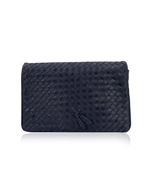 VINTAGE, RRP AS NEW
Bottega Veneta navy blue woven Intrecciato clutch bag. Flap with magnetic button closure on top. Tassel detailing on the front. Blue leather lining. 1 side zip pocket inside. 'Bottega Veneta - Made in Italy' engraved inside. ity certificate label inside. Condition Rating: B - VERY GOOD CONDITIONCondition Details: Gently used. Some normal wear of use on leather. Please check the photos carefully and ask if you need to know more details or if you have any doubts.Measurements (cm):Depth: 2.5Height: 16.5Length: 26.7Other Details: Dustbag? NoKeys? NoBox? No Measurments:  width: 25 mm length: 267 mm height: 165 mm