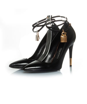 VINTAGE, RRP AS NEW
Padlock leather pumps in black. The item is in good condition a few small scratches. Comes with 2 dustbags