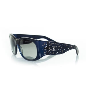 VINTAGE, RRP AS NEW
Chanel, Blue sunglasses with CC rhinestone print. The item is in good condition and comes with case. 2 stones are missing. CONDITION: good condition

CODE: 5134

MEASUREMENTS: height lens 5 cm, width lens 6 cm, width frame 14 cm

MATERIAL: plastic

COLOR: blueMeasurments: