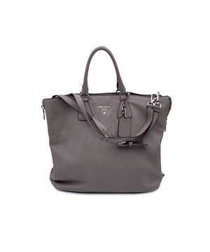 VINTAGE, UVP WIE NEU  
Schöne PRADA Tote-Bag aus strukturiertem Leder in Grau Taupe. Sie verfügt über doppelte, runde Obergriffe und einen verstellbaren sowie abnehmbaren Schultergurt. Auf der Vorderseite befindet sich die PRADA-Beschriftung in Silbermetall. Oberer Reißverschlussverschluss. 4 Fuß aus Metall am Boden. Die Tasche hat ein Hauptfach. Das Innere ist vollständig mit dem charakteristischen PRADA-Stoff ausgekleidet. 1 interne Reißverschlusstasche und 1 offene Tasche innen. Vier Metallfüße am Boden für Stil und Schutz. 'PRADA Milano'-Tag innen, kleines Etikett mit Zahlen in der Innenstasche. Zustand Bewertung: B - SEHR GUTER ZUSTAND  
Zustandsdetails: Einige kleine Kratzer (mit kleinen weißen Stellen) auf dem Leder aufgrund normaler Nutzung. Ein paar schwarze Flecken auf dem Leder durch normale Nutzung. Einige Gebrauchsspuren an den unteren Ecken. Einige leichte Kratzer auf der Oberfläche des Beschlags. Bitte überprüfen Sie die Fotos sorgfältig und fragen Sie, wenn Sie weitere Details benötigen oder zweifeln haben.  
Maße (cm):  
Tiefe: 15,2  
Höhe: 34,3  
Länge: 36,8  
Weitere Details: Staubbeutel? Ja  
Schlüssel? Nein  
Box? Nein  
Maße: Breite: 152 mm, Länge: 368 mm, Höhe: 343 mm