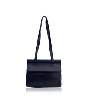 VINTAGE, UVP WIE NEU  
Bottega Veneta schwarze Leder Tragetasche. Doppellanger Schulterriemen. Klappe mit magnetischem Druckverschluss. Schwarze Lederinnenseite. 1 seitliche Reißverschlusstasche innen. 'Bottega Veneta - Made in Italy' Etikett innen. Zustand Bewertung: B - SEHR GUTER ZUSTAND. Zustandsdetails: Einige Kratzer auf dem Leder durch normalen Gebrauch. Einige Abnutzungserscheinungen an der Innenauskleidung. Bitte die Fotos sorgfältig prüfen und fragen Sie, wenn Sie weitere Details wissen möchten oder Zweifel haben. Maße (cm): Tiefe: 8,9 Höhe: 22,9 Länge: 29,2 Weitere Details: Staubbeutel? Nein Schlüssel? Nein Box? Nein Maße: Breite: 89 mm Länge: 292 mm Höhe: 229 mm