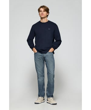 Dieses langärmlige Herren-T-Shirt in stilvollem und zeitlosem Design ist aus robuster Baumwolle gefertigt und bietet Langlebigkeit und Komfort. Der Rundhalsausschnitt und die Ärmelbündchen sind gerippt und sorgen für einen guten Sitz. Die beiden seitlichen Schlitze sorgen für mehr Bewegungsfreiheit. Die mit Logo versehenen farblich abgestimmten Nahtbänder an der Krageninnenseite ist Ausdruck liebevoller Detailarbeit. Der Stoffaufnäher aus Twill mit gummiertem Polo Club Logo auf der Brust verleiht ihm eine besondere Note.