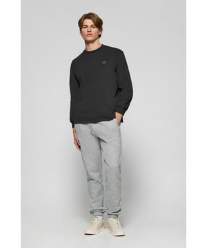 Dieses langärmlige Herren-T-Shirt in stilvollem und zeitlosem Design ist aus robuster Baumwolle gefertigt und bietet Langlebigkeit und Komfort. Der Rundhalsausschnitt und die Ärmelbündchen sind gerippt und sorgen für einen guten Sitz. Die beiden seitlichen Schlitze sorgen für mehr Bewegungsfreiheit. Die mit Logo versehenen farblich abgestimmten Nahtbänder an der Krageninnenseite ist Ausdruck liebevoller Detailarbeit. Der Stoffaufnäher aus Twill mit gummiertem Polo Club Logo auf der Brust verleiht ihm eine besondere Note.