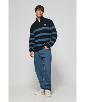 Unser Pullover Julen hat ein modernes und legeres Design. Er bietet Komfort, ohne an Stil einzubüßen. Er ist aus dickerer Baumwolle gefertigt und hat eine lockere, weite Passform, die jeder Figur gut steht. Das kontrastreiche Streifendesign verleiht ihm einen modernen Touch. Dank des Stehkragens mit halbem Reißverschluss können Sie ihn auch an kühleren Tagen tragen. Rippbündchen an Ärmeln, Kragen und Bund sorgen für eine bequeme Passform. Farblich abgestimmtes Nahtband mit Logoprägung an der Krageninnenseite. Ein Twill-Aufnäher auf der Brust mit gummiertem Logo rundet das Kleidungsstück ab und verleiht ihm eine exklusive Note.