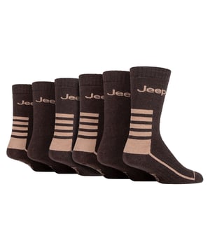 Jeep Herren 6er Pack Baumwollmischung Stützsocken: Lernen Sie die Jeep Baumwollmischung Stützsocken kennen, ein Must-have für ultimativen Komfort und Schutz! Dieses 6er-Pack ist aus 61 % Polyester, 38 % Baumwolle und 1 % Elasthan gefertigt und bietet die perfekte Kombination aus Weichheit und Langlebigkeit. Die Socken verfügen über glatte Zehennähte und schwere gerippte Bündchen für ein irritationsfreies Tragegefühl. Designed, um Ihre Füße bequem und gut gestützt zu halten, sind diese Socken mittlerer Dicke vollständig von der Ferse bis zur Zehe gepolstert. Das Frotteeschlingen-Futter bietet ausgezeichneten Schutz gegen kaltes Wetter, Stöße, Aufprälle und sogar enge Schnürsenkel oder Blasen von neuen Lederstiefeln. Ob bei der Arbeit oder in der Freizeit, diese Socken in halblanger Wadenhöhe sorgen für einen angenehmeren Tag. Zudem verleiht das eingewebte Jeep-Logo an den Beinen einen Hauch von Stil. Dank der atmungsaktiven Baumwollmischung bleiben Ihre Füße den ganzen Tag über trocken und frisch, da sie die natürliche Feuchtigkeit absorbiert. Gehen Sie mit Vertrauen, denn die Fußgewölbe-Stützen halten die Socken sicher an ihrem Platz. Und wenn es Zeit zum Waschen ist, werfen Sie sie einfach bei 40° in die Maschine für eine einfache Pflege. Verbessern Sie Ihr Socken-Spiel mit dem Komfort und der Zuverlässigkeit der Jeep Baumwollmischung Stützsocken. Zusätzliche Produktdetails: Bequem und dick gepolstert für maximalen Schutz gegen Kälte, Stöße und Aufprälle. Weiche und atmungsaktive Baumwollmischung hält die Füße trocken und frisch. Glatte Zehennähte für ein irritationsfreies Tragegefühl. Fußgewölbe-Stützen sorgen für einen sicheren Sitz beim Gehen. Schwere gerippte Bündchen für zusätzliche Langlebigkeit. Perfekt für Arbeit oder Freizeit und bietet ganztägigen Komfort. Dreierpack mit eingewebtem Jeep-Logo für Stil und Mehrwert. Einfache Maschinenwäsche bei 40° für bequeme Pflege.