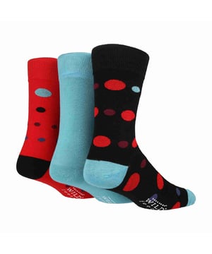 Pack de 3 calcetines estampados Wildfeet para hombre: Wild Feet son una gran opción si usted está después de la calidad, grandes colores, así como algunos patrones funky / diseños para los pies. Si buscas unos calcetines de vestir más suaves, estos son ideales para ti. ¡Estos calcetines están hechos de una rica viscosa de material de bambú que los hace muy transpirable, naturalmente que absorbe la humedad y algunos de los calcetines más suaves que jamás usarás! Hay 3 diseños para elegir: cuadrados, rayas y lunares, todos con un montón de opciones de color. Estos calcetines son ideales para el día a día o para la jornada laboral. Incluso podrían ser un gran regalo para alguien que usted sabe que necesita una actualización en su cajón de calcetines con la increíble comodidad que proporcionan. Wild Feet es una gama de calcetines con diseños chulos, colores atrevidos y eslóganes extravagantes, desde carlinos y pingüinos hasta leones y llamas. - Elige entre una amplia gama de estilos para hombre y mujer, desde calcetines de vestir a calcetines deportivos. Incluso hay algunos estilos deportivos disponibles. Se presentan en una talla única para hombre, de la 6 a la 11 del Reino Unido, están fabricados con un 70% de viscosa y bambú, un 28% de poliéster y un 2% de elastano, y se presentan en 10 estilos diferentes. Se pueden lavar a máquina. Detalles adicionales del producto: Paquete de 3 calcetines jacquards para hombre Fibra de bambú viscosa 14 diseños Súper suaves y cómodos Un gran regalo Ideal para el día a día Con la marca Wildfeet Talla única 6-11 UK Lavables a máquina